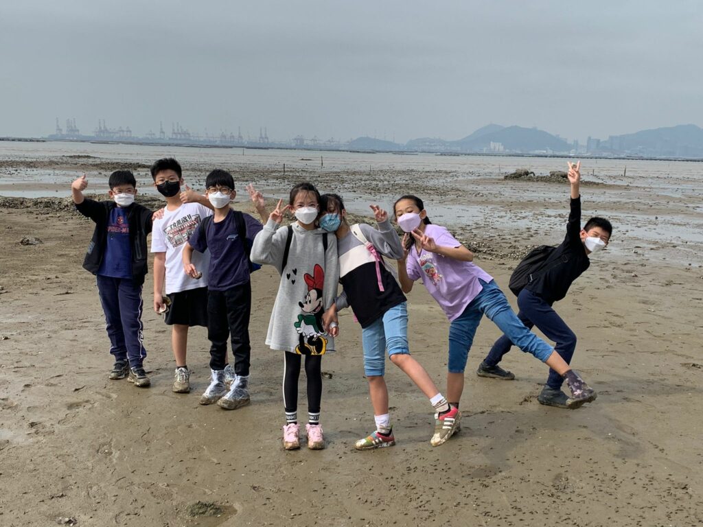 親子同遊下白泥，協力清潔護海岸